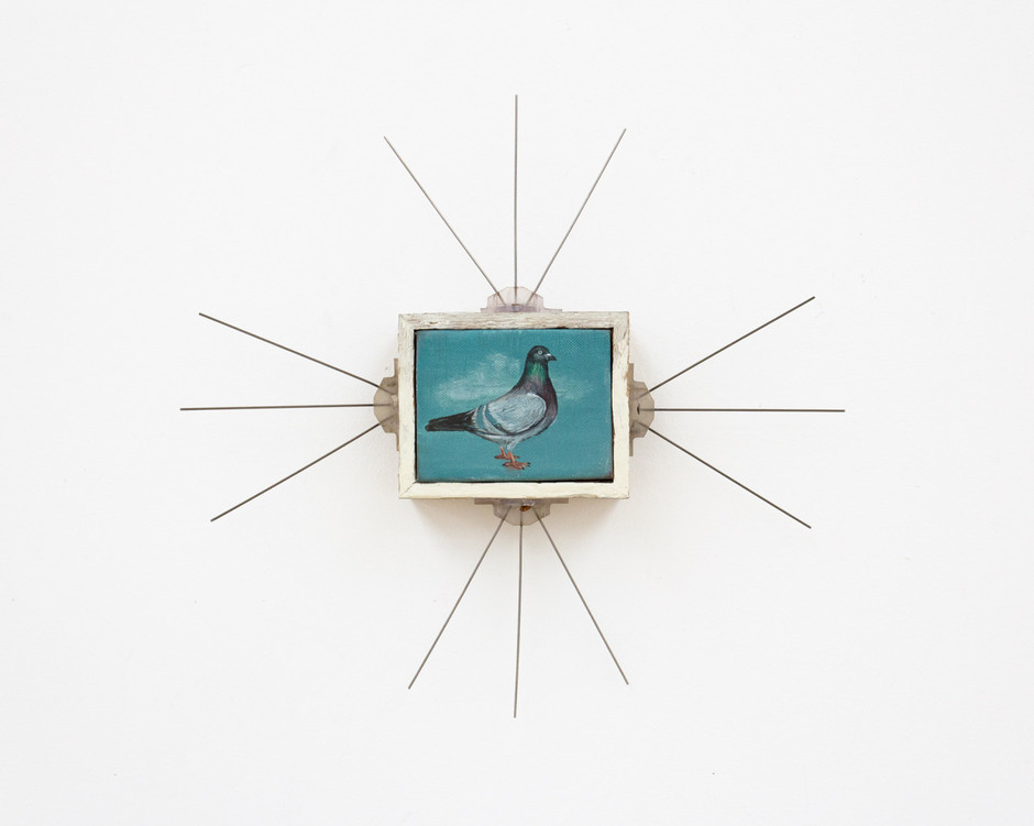 Untitled (Duif met ornament) - Isa De Leener